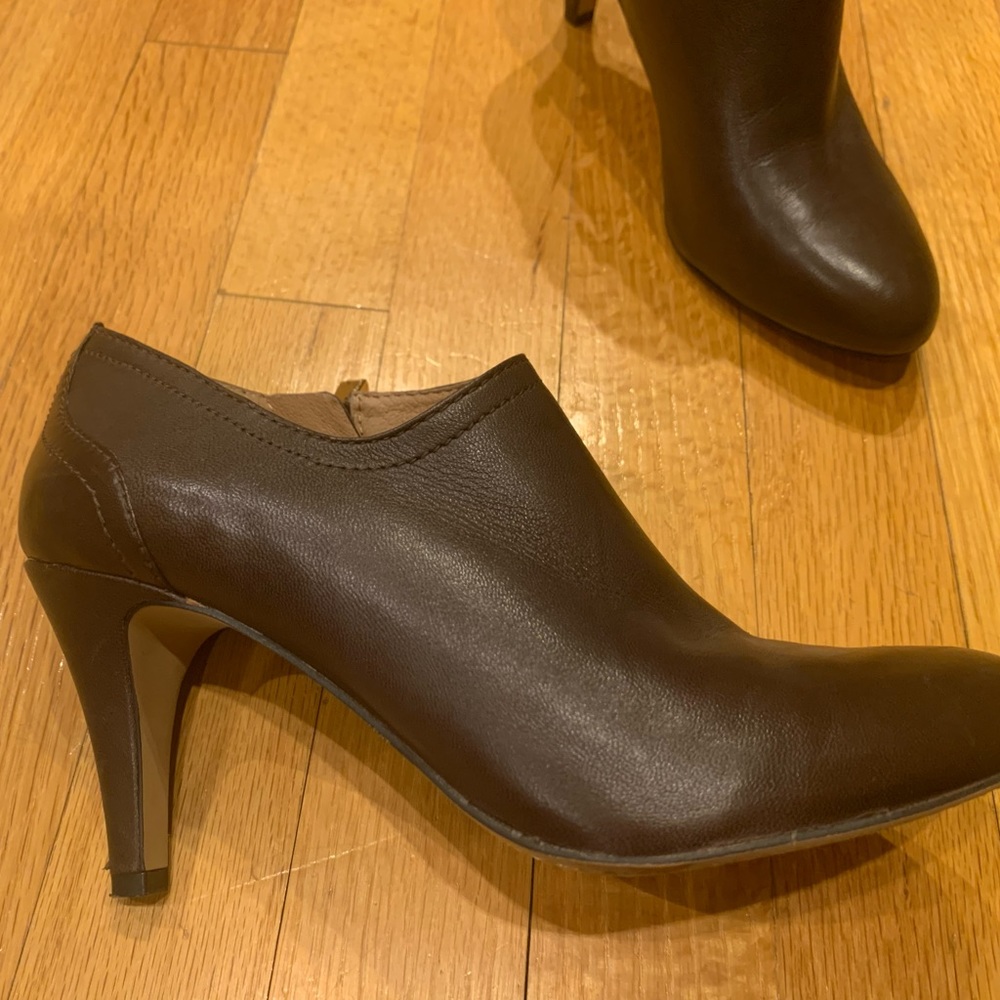 Vince Camuto Brown Leather Ankle Booties by Vince Camuto. Size 7.5M.
